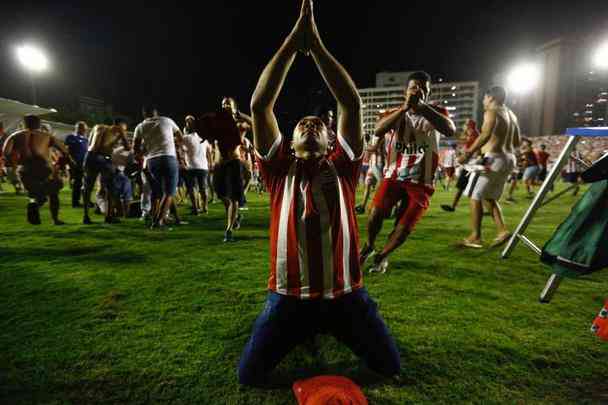 A felicidade alvirrubra invadiu o gramado após a vitória em cima do Paysandu, em cobranças da marca penal.