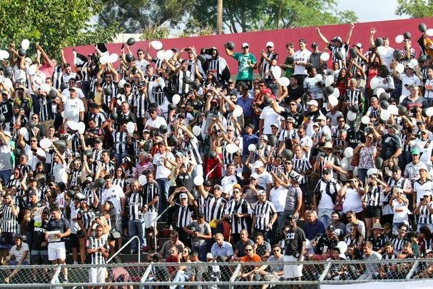 Torcedores do Atlético na partida contra o Patrocinense, no Estádio Pedro Alves do Nascimento, em Patrocínio, pelo Campeonato Mineiro