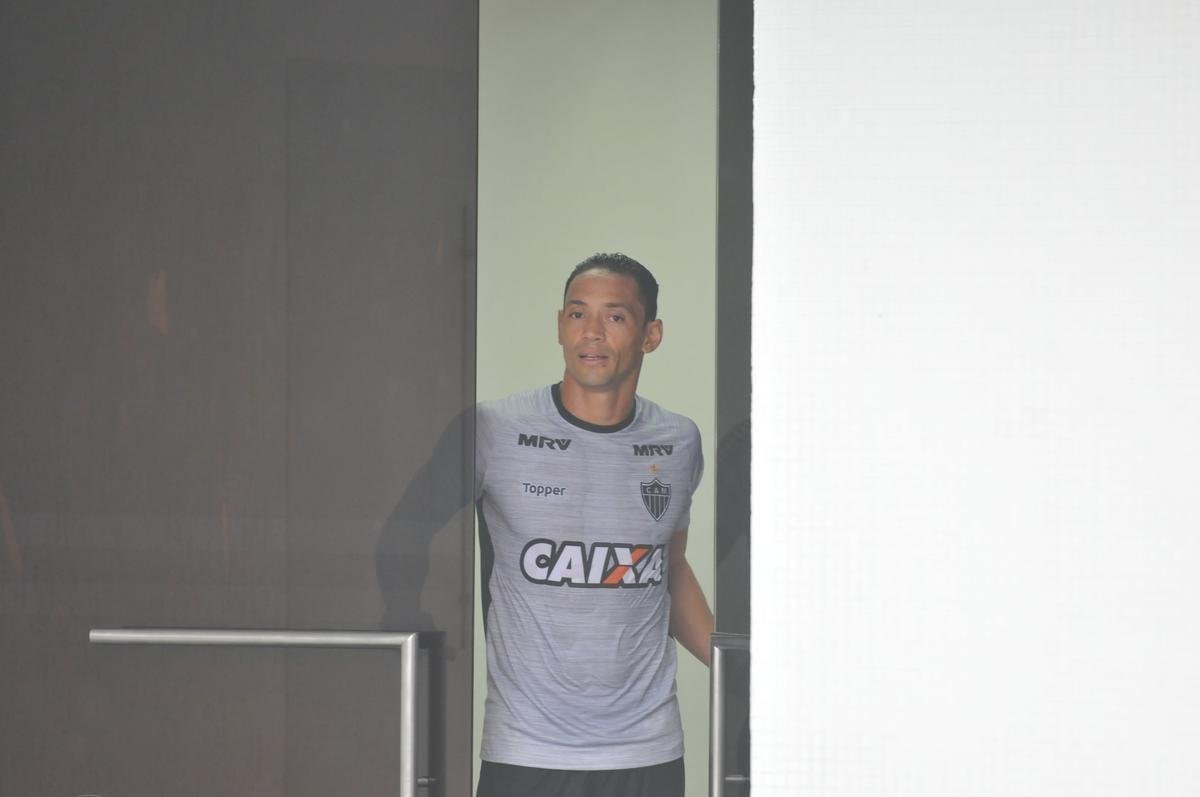 Atltico voltou ao trabalho nesta quinta-feira e apresentou Ricardo Oliveira (foto); alm do atacante, presidente Sergio Sette Cmara e diretor de futebol Alexandre Gallo falaram com os jornalistas