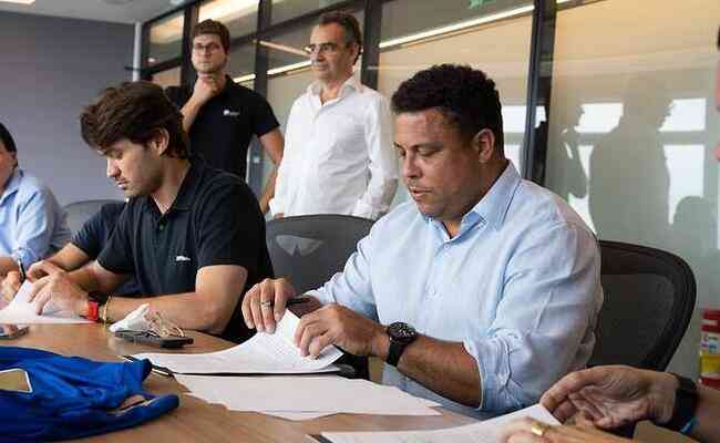 Ronaldo assinou a inteno de compra da SAF do Cruzeiro em 18 de dezembro de 2021