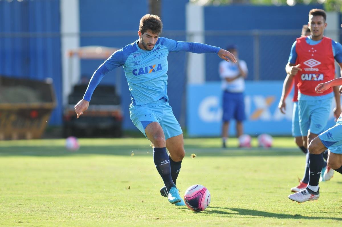 Cruzeiro se reapresentou aps estreia na Copa Libertadores e iniciou sua preparao para o clssico de domingo, s 11h, no Independncia, contra o Atltico, pela nona rodada do Mineiro. As novidades foram as presenas do atacante Sass e do zagueiro Cac, da base. Fred foi vetado devido a um estiramento na panturrilha direita. 