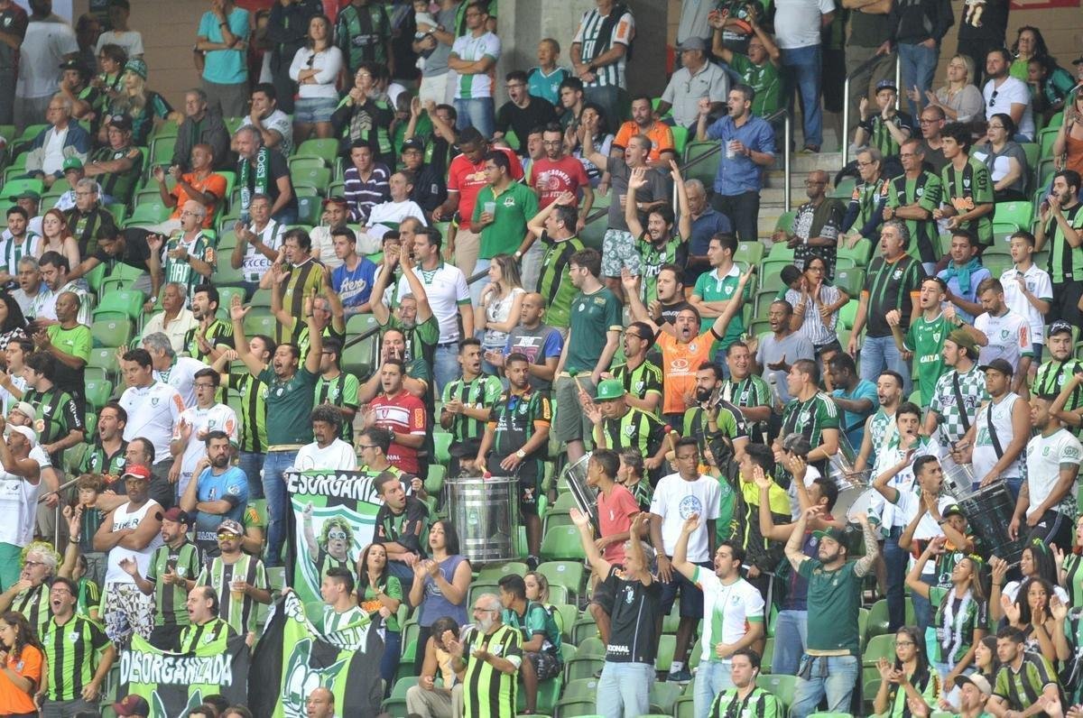 Serginho marcou duas vezes na vitria de virada do Amrica sobre Atltico-PR, no Horto 