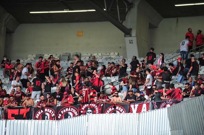 Torcida do Athletico-PR no jogo de ida da final da Copa do Brasil de 2021, contra o Galo, no Mineir�o, em BH