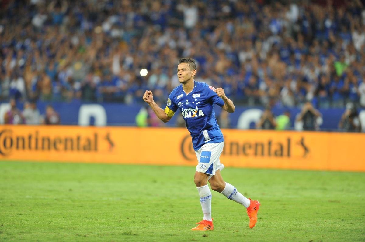 De Henrique a Thiago Neves, passando pela defesa de Fbio; a emoo dos cruzeirenses