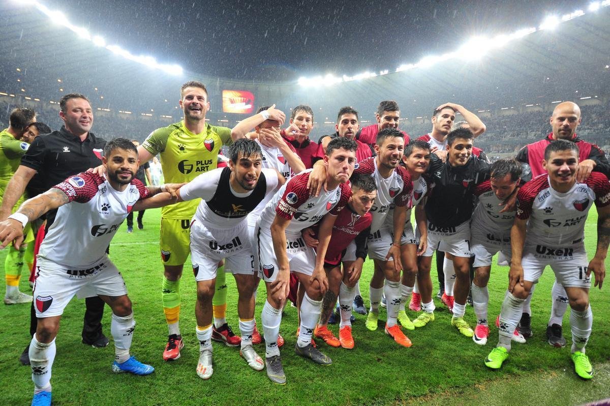 Atltico perdeu por 4 a 3 para o Coln nos pnaltis e foi eliminado da Copa Sul-Americana. Goleiro argentino Burin defendeu penalidades de Rver e Cazares