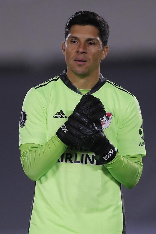 Com 25 casos simultneos de COVID-19, River Plate enfrentou Independiente Santa Fe-COL com apenas 11 jogadores disponveis e com o volante Enzo Prez improvisado como goleiro.