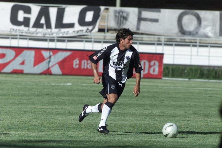 Livio Prieto - Livio Prieto chegou com moral ao Atlético na temporada 2005. Assumiu a camisa 10 e estreou com bela assistência para Thiago Quirino marcar na goleada por 4 a 1 sobre o Villa Nova, no Mineirão. Na partida seguinte, perdeu pênalti contra o Estrela do Norte-ES, pela primeira fase da Copa do Brasil. Daí em diante, teve atuações inconstantes e perdeu espaço. Ficou apenas três meses do clube alvinegro. Nesse período, jogou 14 vezes e não marcou gols.