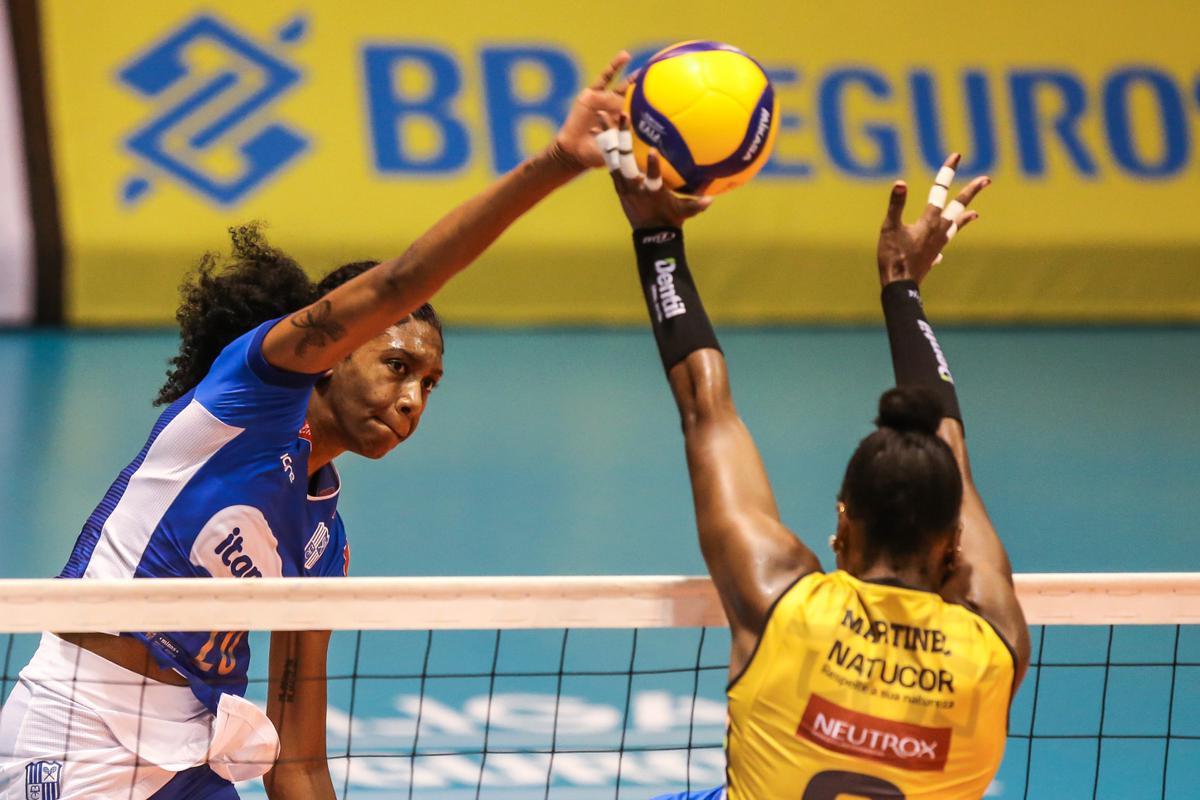 Minas supera o Praia Clube por 3 sets a 2 em Saquarema-RJ, na terceira partida da final, e conquista o tetra da Superliga Feminina.