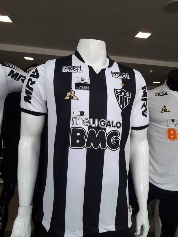 O Atltico atendeu antigo pedido de torcedores e comeou a vender a camisa nmero 1 com todas as logos de patrocinadores em preto e branco. As mudanas foram nas marcas do Supermercados BH (que fica nas costas e continha vermelho e amarelo) e do BMG (patrocinador mster, originalmente em laranja). A pea no ser utilizada pelos atletas durante jogos. O modelo masculino custa R$ 259,99, enquanto o feminino est  venda por R$ 229,99. Segundo o clube, a camisa est  disposio nas Lojas do Galo no Barreiro, Belvedere, Betnia, Betim, Centro, Minas Shopping, Labareda, Lourdes, Monte Carmo Shopping, Savassi, Sion, Shopping Del Rey e Estao BH.