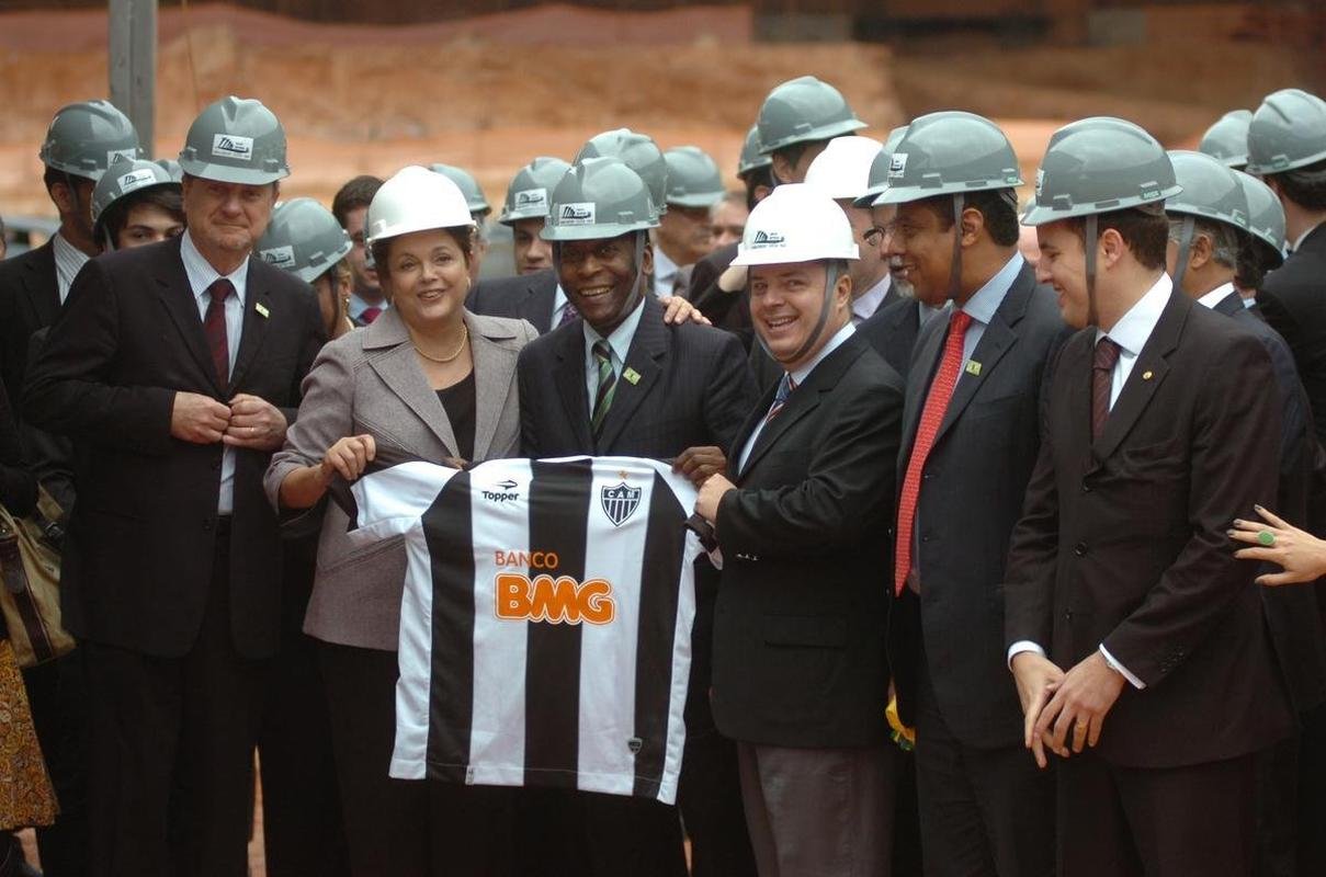 Em 2011, Pel visitou as obras de modernizao do Mineiro para a Copa do Brasil de 2014. Evento contou com a presena da presidente da Repblica Dilma Rousseff, do governador de Minas Antonio Anastasia e do prefeito de Belo Horizonte Mrcio Lacerda