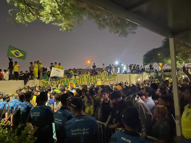 Seleção Brasileira chegou ao hotel The Westin Doha Hotel & Spa, no Centro de Doha, capital do Catar, e teve recepção calorosa de torcedores do Brasil e de outros países. Muitos curiosos apareceram para tentar ver os craques que vão buscar o hexa na Copa do Mundo