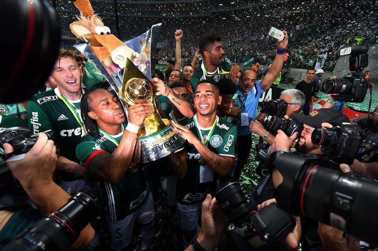 Palmeiras vence Chapecoense no Allianz Parque e conquista nono ttulo brasileiro. Dudu ergueu a taa