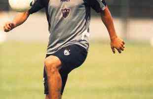 Galvn - Em 1998, o clube contratou Carlos Galvn, zagueiro que permaneceu no clube at o ano seguinte. O defensor atuou 57 vezes, marcou trs gols e conquistou o Campeonato Mineiro de 1999. Integrou tambm o time vice-campeo do Campeonato Brasileiro naquela temporada.