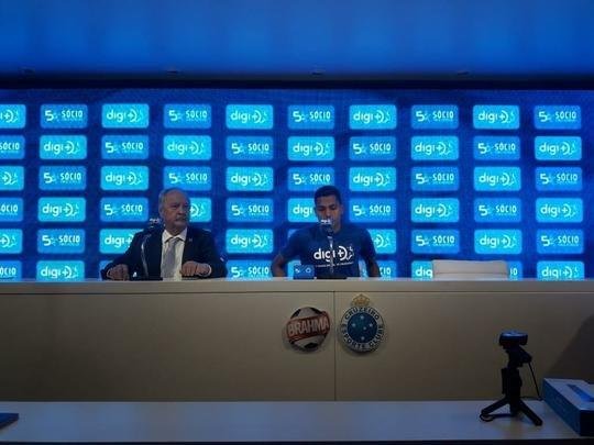 Pedro Rocha foi apresentado pelo Cruzeiro na tarde desta sexta-feira (05/04)