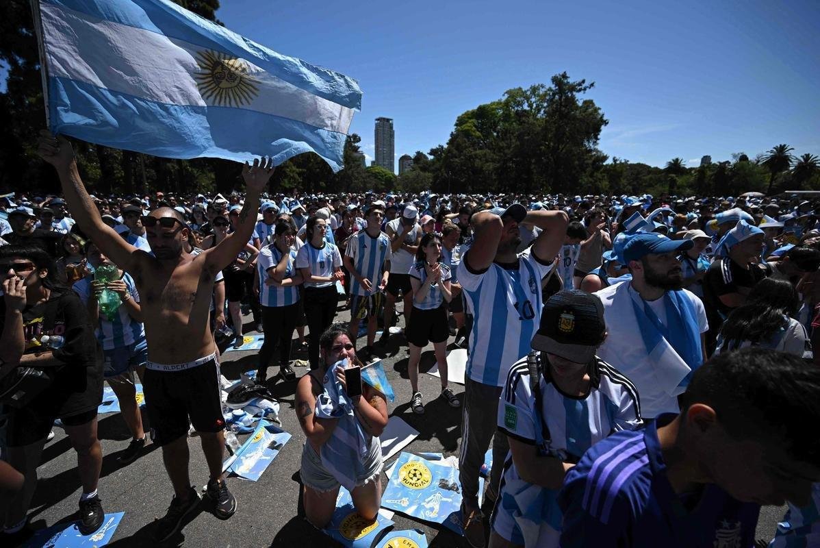 Multido festeja, no Centro de Buenos Aires, o tri mundial da Argentina conquistado na Copa do Catar