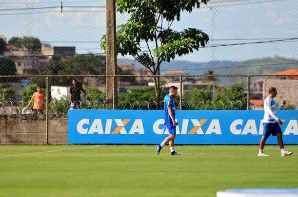 Sem Thiago Neves, que est com desgaste na panturrilha, Mano Menezes escalou o time titular do Cruzeiro no coletivo com Fbio; Lucas Romero, Leo, Murilo e Egdio; Henrique e Ariel Cabral; Robinho, Arrascaeta e Rafinha; Fred. Os reservas atuaram com Rafael; Arthur, Digo, Manoel e Marcelo Hermes; Lucas Silva, Nonoca e Bruno Silva; Rafael Marques, Rafael Sobis e Judivan