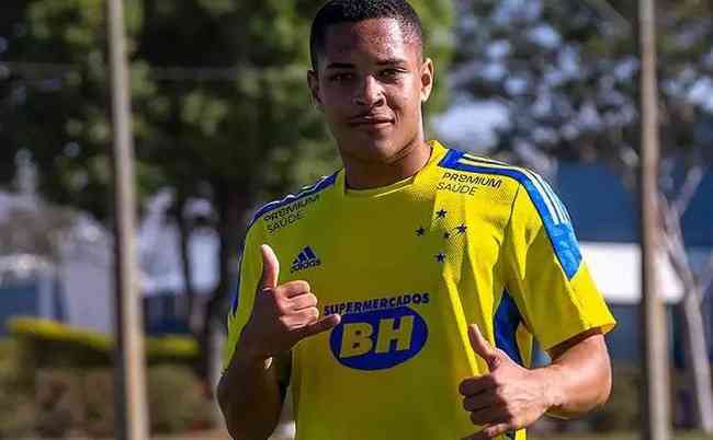 Joia da base do Cruzeiro, Vitor Roque completou 17 anos 