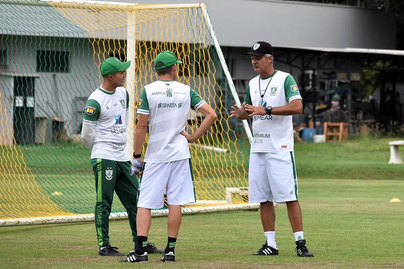 Neste domingo (15), o Amrica treinou no CT do Cuiab, em Mato Grosso, visando o confronto de volta das quartas de final da Copa do Brasil, contra o Internacional. Na primeira partida, em Porto Alegre, o Coelho venceu por 1 a 0. Agora, a equipe mineira joga por um empate, no Independncia, para avanar s semifinais da competio pela primeira vez em sua histria.