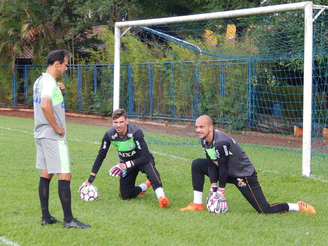 Amrica treinou nesta sexta-feira em Londrina em preparao para duelo contra o Londrina, neste sbado, s 17h (de Braslia), pela penltima rodada da Srie B. Enderson Moreira comandou uma atividade no campo da Associao dos Funcionrios Municipais de Londrina (AFML) 