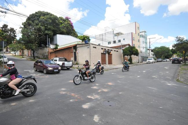 Rua Lassance, no quarteiro entre as Ruas Silva Alvarenga e Sucuri. Este foi o local, no bairro Boa Vista, em BH, onde torcedores de Atltico e Cruzeiro promoveram briga generalizada neste domingo. Dois homens foram baleados, e um deles est em estado grave. Confuso ocorreu horas antes da partida entre Galo e Raposa pelo Campeonato Mineiro