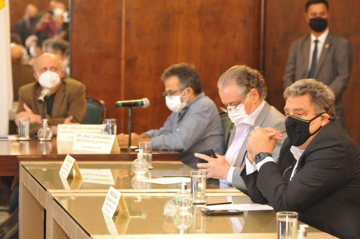 Reunio entre a Prefeitura de Belo Horizonte definiu a liberao de 30% de pblico nos jogos de Amrica, Atltico e Cruzeiro. Agora, para atuar diante de suas torcidas, os clubes precisam ter o aval das confederaes. No momento, apenas a Conmebol autorizou partidas com torcida na Copa Libertadores e na Copa Sul-Americana. A CBF ainda no permitiu em duelos do Campeonato Brasileiro.