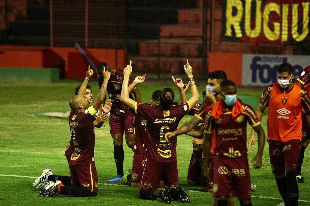 Com gol do zagueiro Maidana, de pênalti, Sport venceu o Corinthians em casa e deu um salto importante na tabela de classificação da Série A.