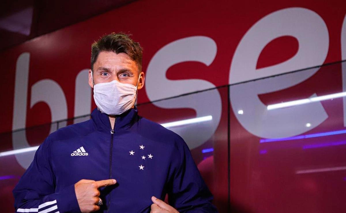 Novo reforo do Cruzeiro, Rafael Sobis viajou de So Paulo a Belo Horizonte de nibus. Ao de marketing foi promovida pelo clube e por um aplicativo de viagens