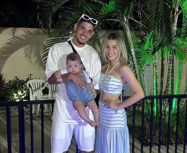 Lateral-esquerdo e meia Rubens junto com a esposa e filho
