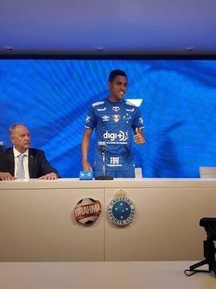 Pedro Rocha foi apresentado pelo Cruzeiro na tarde desta sexta-feira (05/04)