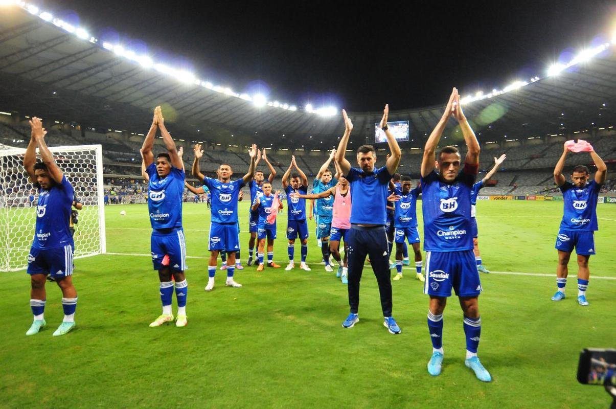 Com gol de Edu, Cruzeiro venceu Brusque por 1 a 0 no Mineiro pela segunda rodada da Srie B. Time e comisso tcnica comemoraram com a torcida no Gigante da Pampulha