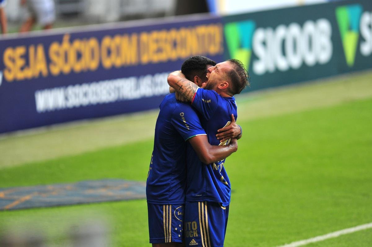 Fotos do gol de Airton, do Cruzeiro, no clssico do centenrio, contra o Atltico