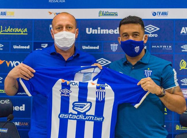 Edilson - foi dispensado do Cruzeiro no incio de junho, mas a resciso oficial s ocorreu um ms e meio depois, em 17 de julho. No fim de agosto, acertou com o Gois, pelo qual disputou 10 jogos. Em novembro, transferiu-se para o Ava.