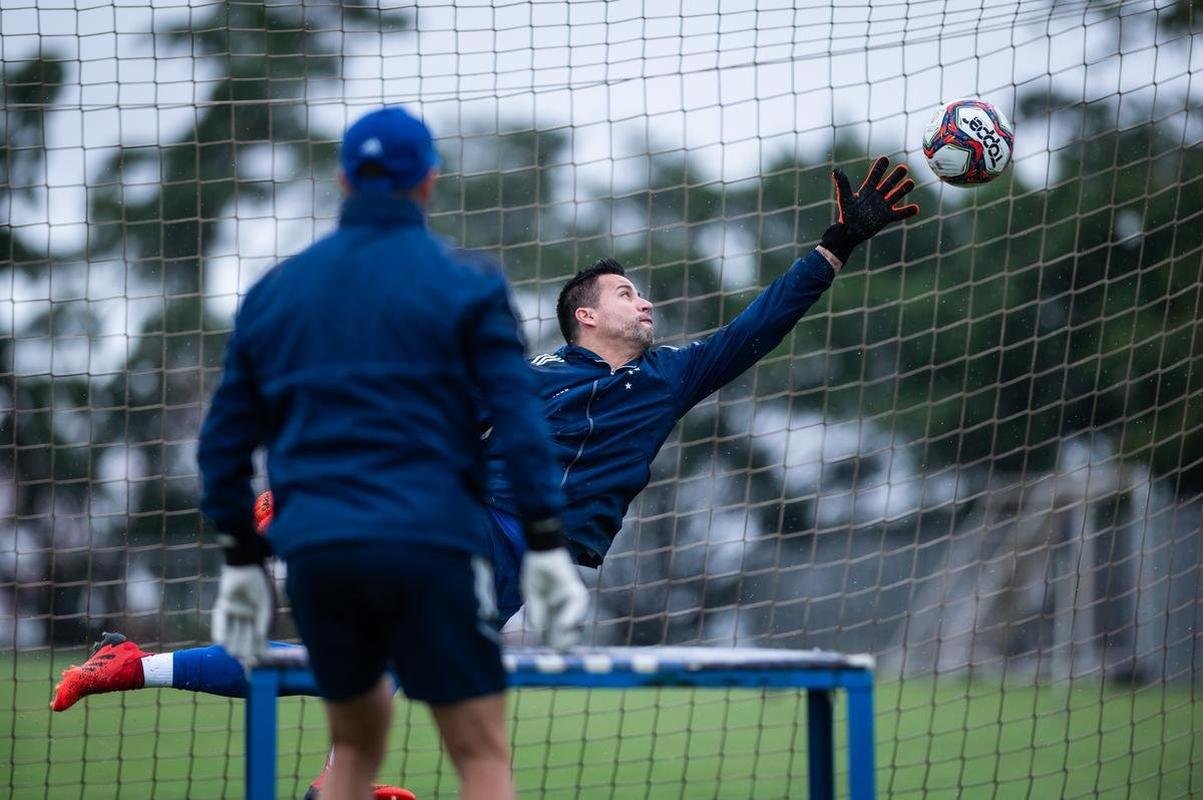 Jogadores do Cruzeiro treinaram na manh deste domingo na Toca da Raposa II