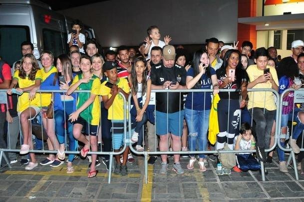 Jogadores da Seleo Brasileira deixaram o hotel rumo ao Mineiro e receberam apoio caloroso da torcida mineira para encarar a Argentina pela semifinal da Copa Amrica
