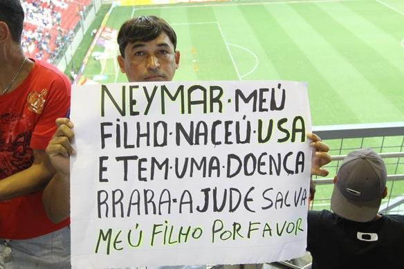 Craque Neymar, do Santos, chegou ao Independncia e foi muito assediado por torcedores do Cruzeiro antes de partida vlida pelo Campeonato Brasileiro