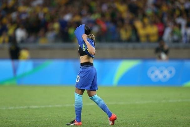 Imagens emocionantes das cobranas de pnaltis no Mineiro e da classificao do Brasil s semifinais do torneio feminino de futebol dos Jogos Olmpicos. Goleira Brbara pegou pnalti e deu vitria  Seleo por 7 a 6 sobre a Austrlia. Com 52 mil pagantes, estdio foi  loucura.