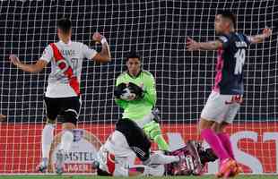 Com 25 casos simultneos de COVID-19, River Plate enfrentou Independiente Santa Fe-COL com apenas 11 jogadores disponveis e com o volante Enzo Prez improvisado como goleiro.