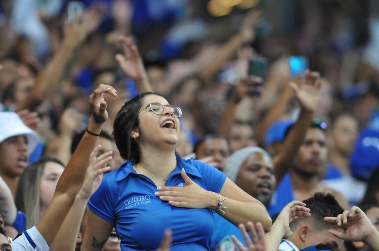 Fotos da grande festa da torcida e do time do Cruzeiro aps a vitria sobre o Operrio, por 1 a 0, que aproximou o time celeste do acesso  Srie A