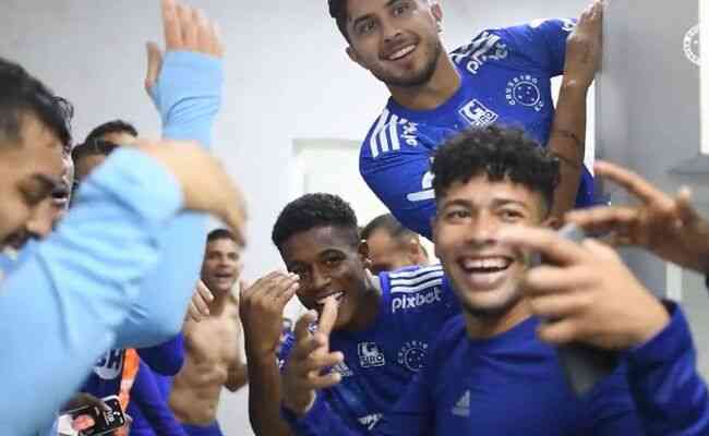 Jogadores do Cruzeiro no 'revide' ao 'corredor polons' no vestirio