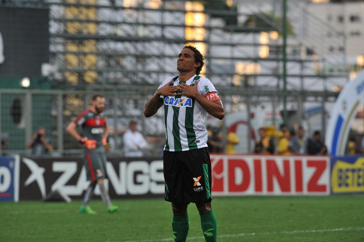 Zagueiro americano Rafael Lima marcou o gol do ttulo sobre o CRB e emocionou o Independncia