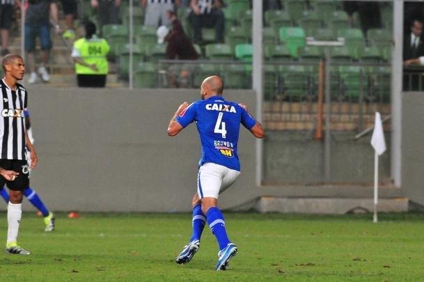 Zagueiro Bruno Rodrigo comemora gol da vitria sobre o Atltico no Horto
