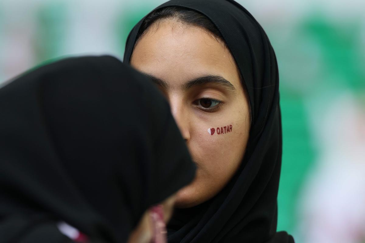 Torcedores de Catar e Senegal nas arquibancadas do Estdio Al Thumama