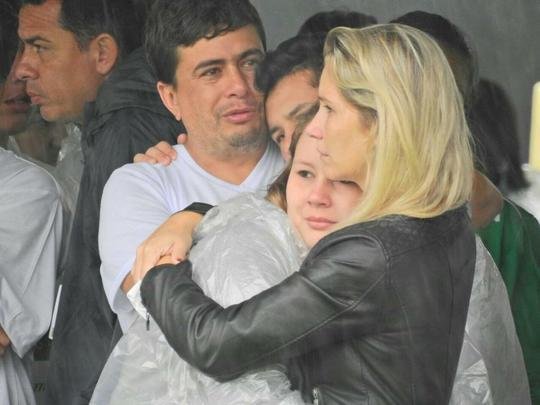 Emoção das famílias no velório dos heróis da Chapecoense