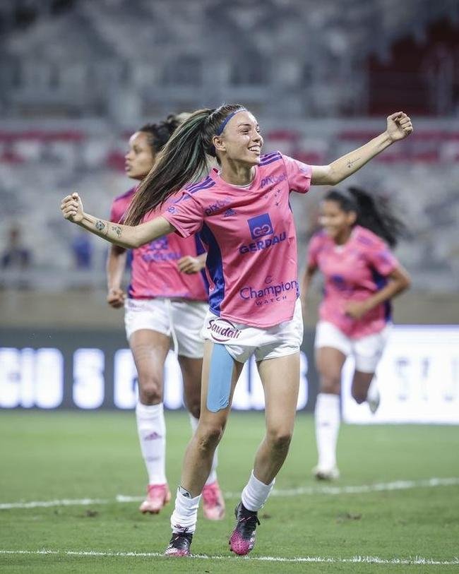 Em preliminar de Cruzeiro x Ituano pela Srie B, o time feminino da Raposa, conhecido como Cabulosas, goleou o Araguari por 8 a 0 pela terceira rodada do Campeonato Mineiro Feminino. Equipe cruzeirense estreou o uniforme rosa, confeccionado pela Adidas em homenagem  campanha Outubro Rosa, de conscientizao contra o cncer de mama