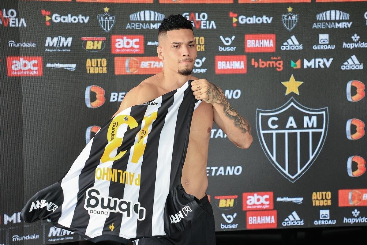 Paulinho foi oficialmente apresentado na Cidade do Galo nesta sexta-feira (16/12).