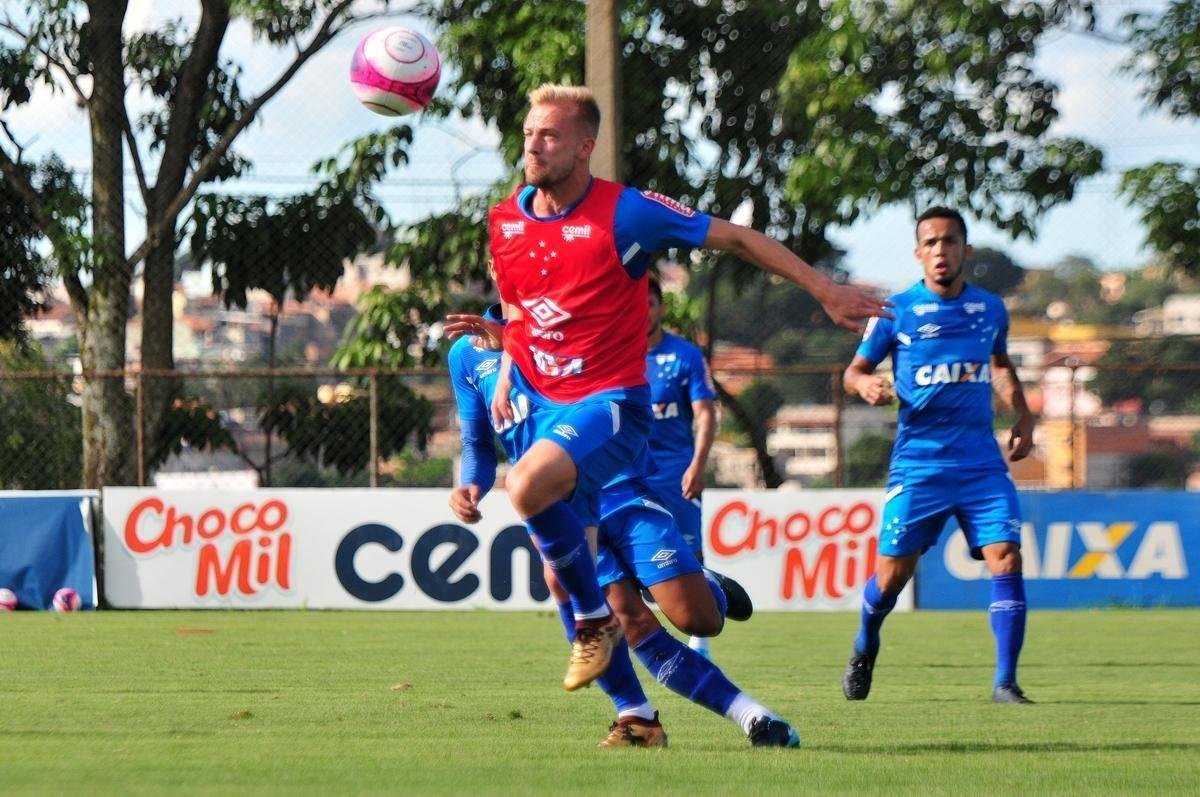 Sem Thiago Neves, que est com desgaste na panturrilha, Mano Menezes escalou o time titular do Cruzeiro no coletivo com Fbio; Lucas Romero, Leo, Murilo e Egdio; Henrique e Ariel Cabral; Robinho, Arrascaeta e Rafinha; Fred. Os reservas atuaram com Rafael; Arthur, Digo, Manoel e Marcelo Hermes; Lucas Silva, Nonoca e Bruno Silva; Rafael Marques, Rafael Sobis e Judivan