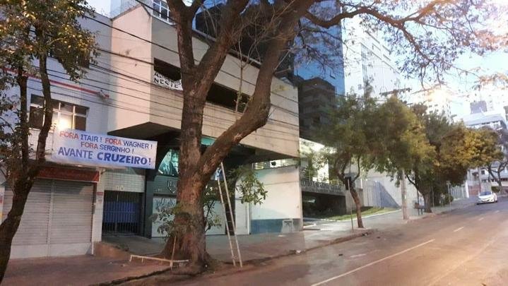 Faixas contra a diretoria do Cruzeiro