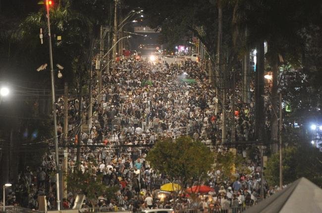 Torcedores do Atltico aglomerados do lado de fora do Mineiro