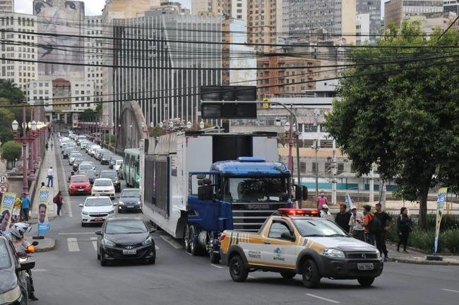 Carreta ficou travada e teve risco de tombar na esquina da Rua Sapuca com a Avenida do Contorno, no bairro Floresta, regio central de BH