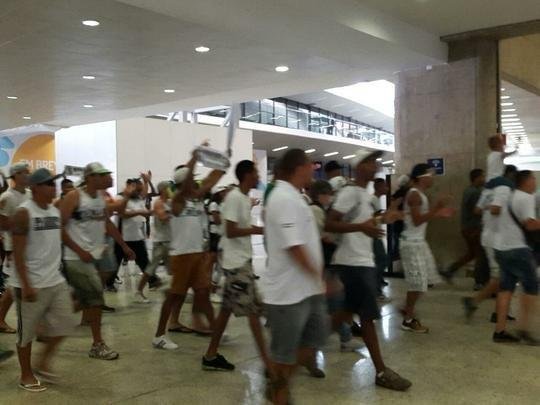 Torcedores do Atlético recebem jogadores com festa em Confins